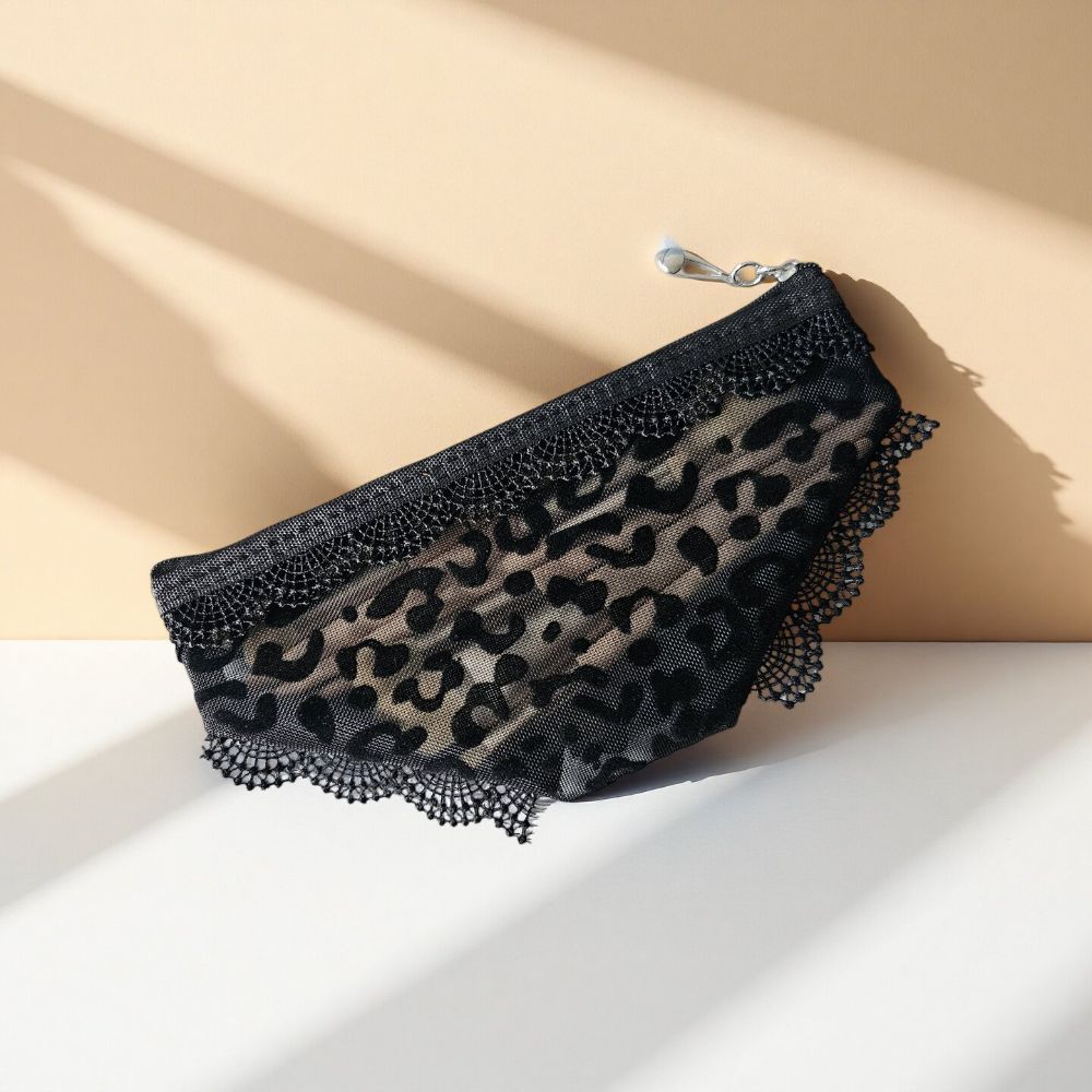 新作ビキニ柄のコスメポーチ。レースとハートの模様が施され、透 - Cosmetic Bags のレビューと価格