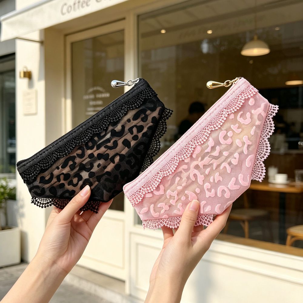 新作ビキニ柄のコスメポーチ。レースとハートの模様が施され、透 - Cosmetic Bags のレビューと価格