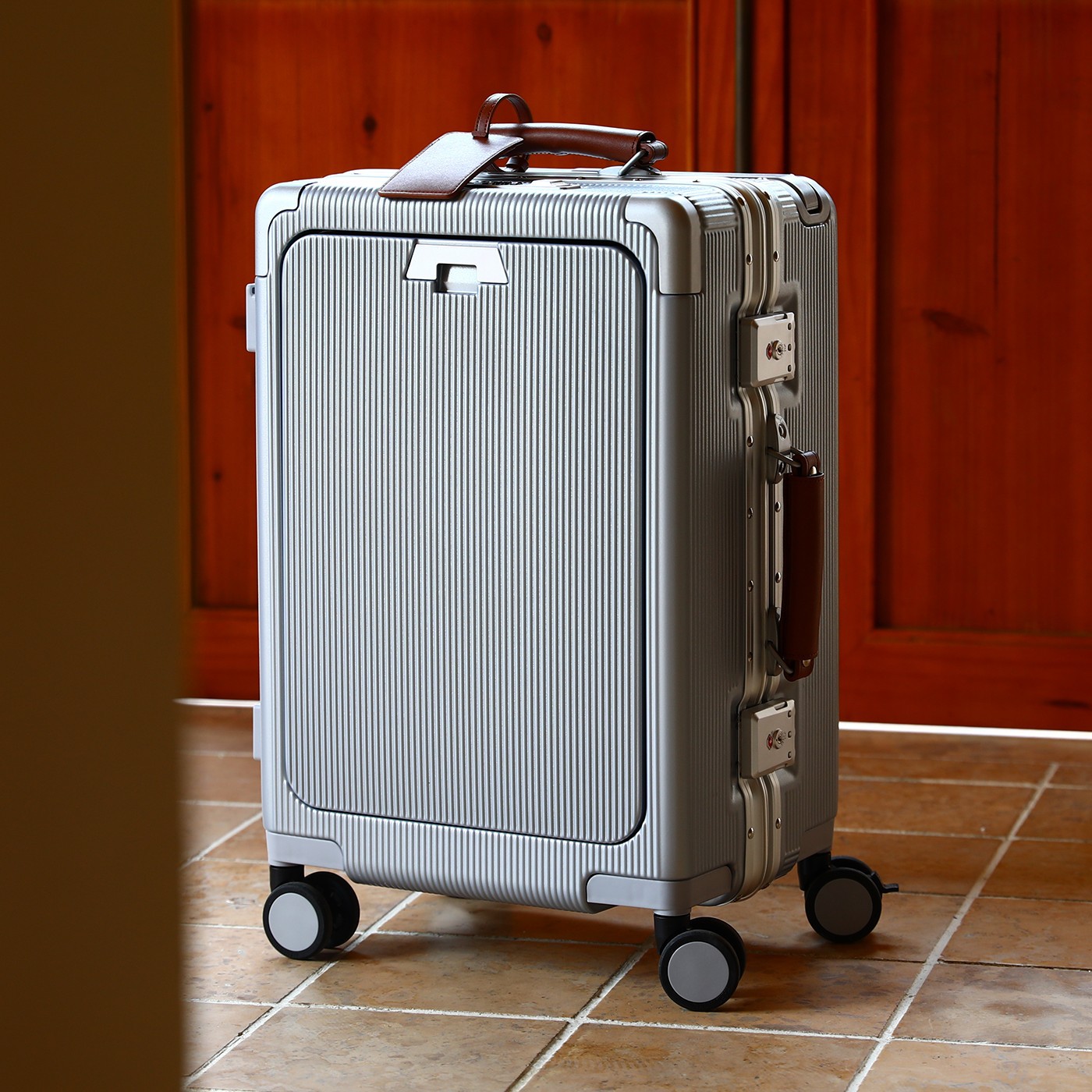 機内持ち込み可能の大容量トロリースーツケース、アルミフレーム - Aluminum Frame Carry On Luggage のレビューと価格